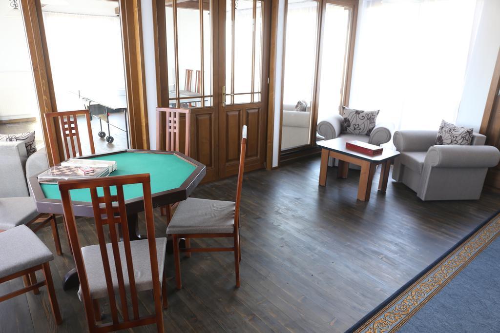 Hotel Ezuestfenyo Agroturisztikai Panzio à Borzont Extérieur photo