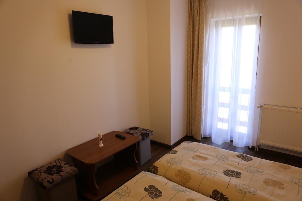 Hotel Ezuestfenyo Agroturisztikai Panzio à Borzont Extérieur photo