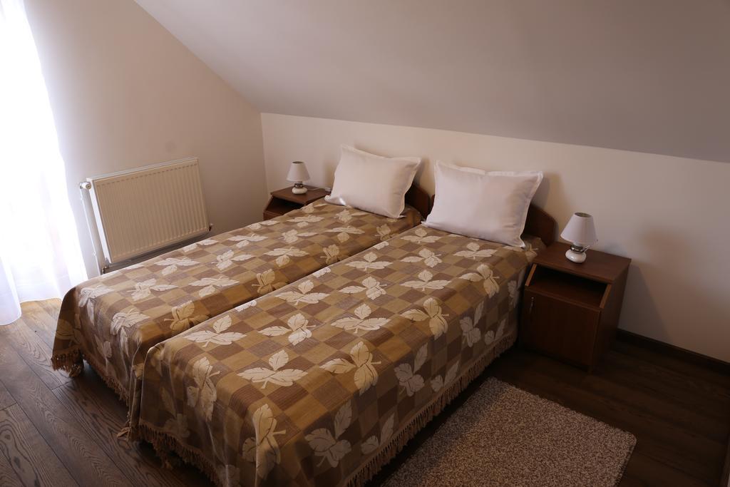 Hotel Ezuestfenyo Agroturisztikai Panzio à Borzont Extérieur photo