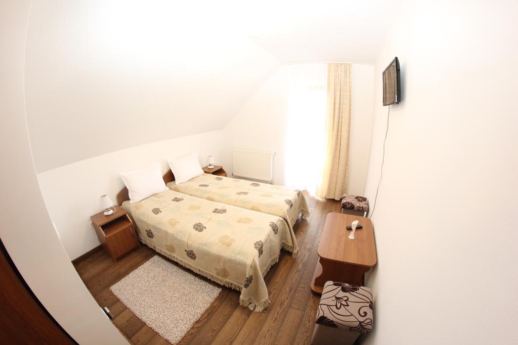 Hotel Ezuestfenyo Agroturisztikai Panzio à Borzont Extérieur photo