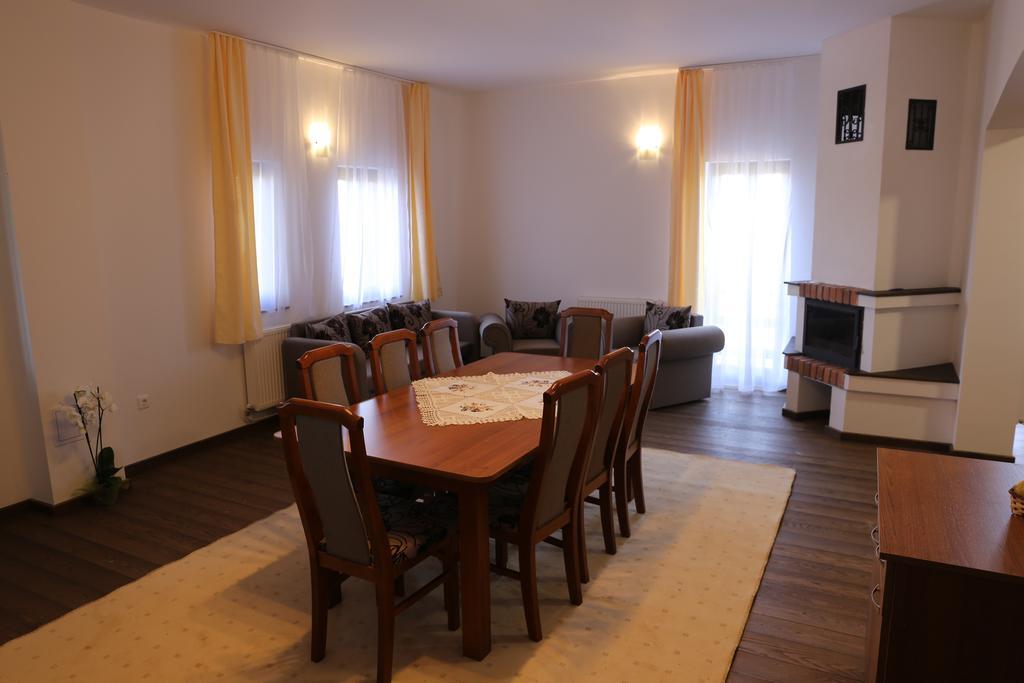 Hotel Ezuestfenyo Agroturisztikai Panzio à Borzont Extérieur photo