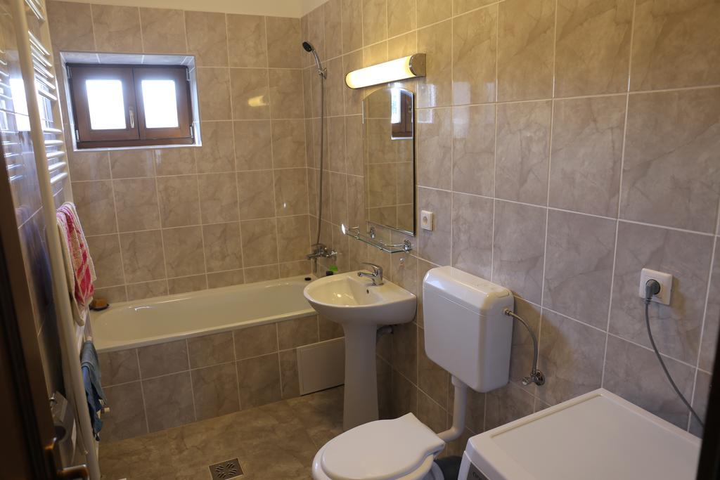 Hotel Ezuestfenyo Agroturisztikai Panzio à Borzont Extérieur photo