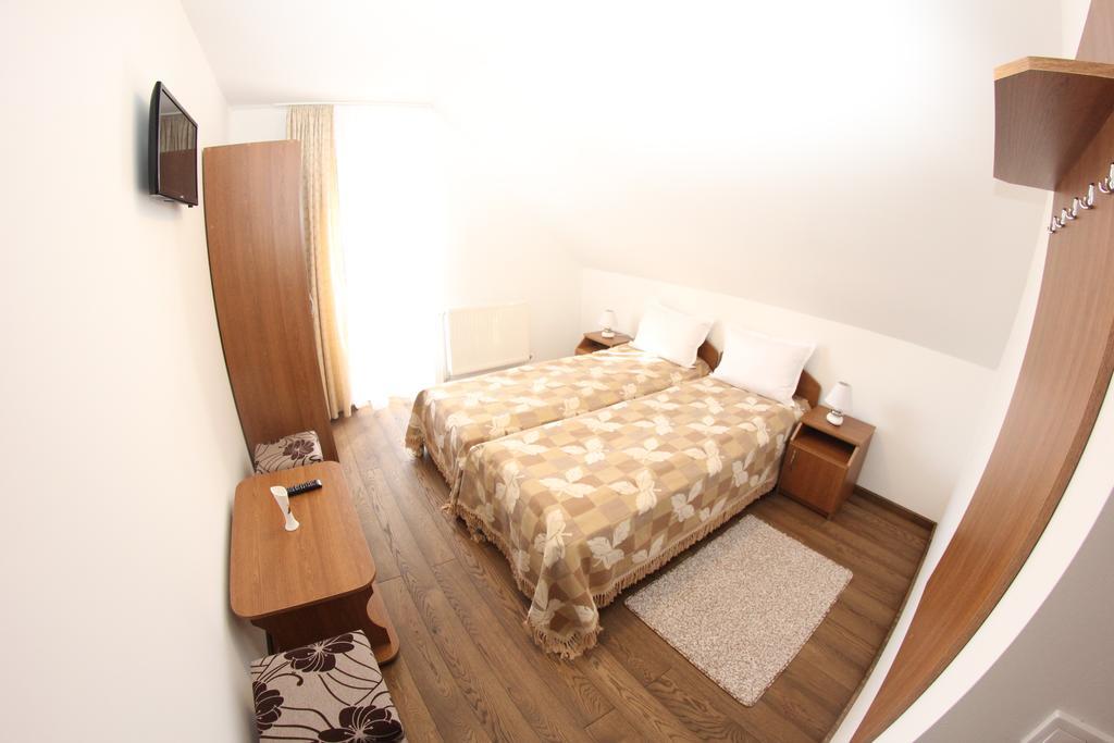 Hotel Ezuestfenyo Agroturisztikai Panzio à Borzont Extérieur photo