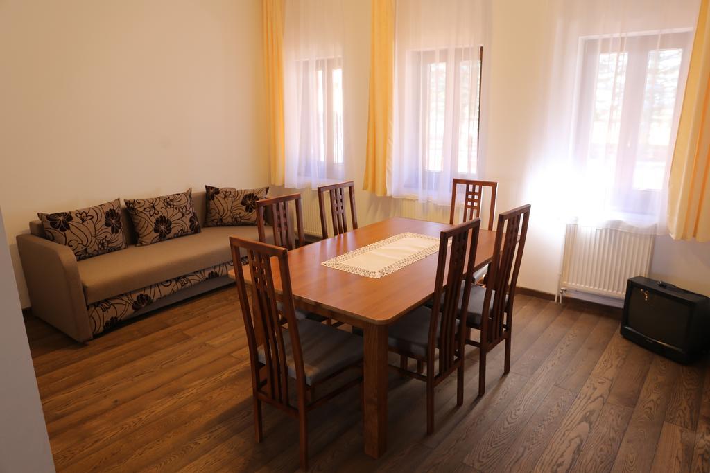 Hotel Ezuestfenyo Agroturisztikai Panzio à Borzont Extérieur photo
